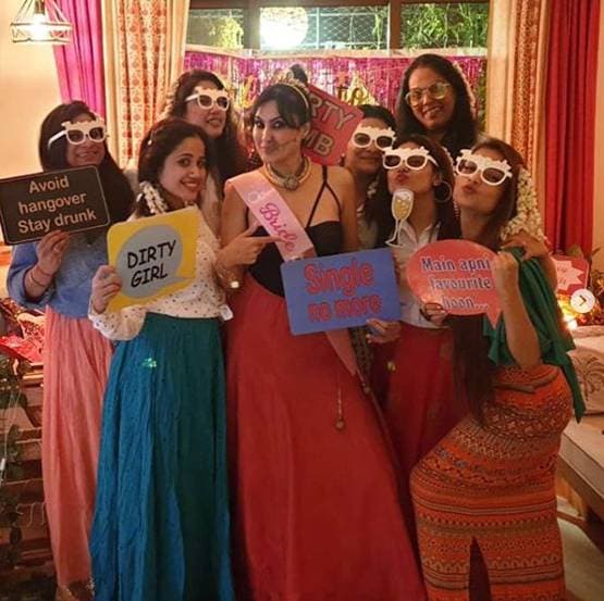 शादी से पहले काम्या ने एन्जॉय की बैचलर पार्टी, गर्ल गैंग साथ यूं दिए पोज