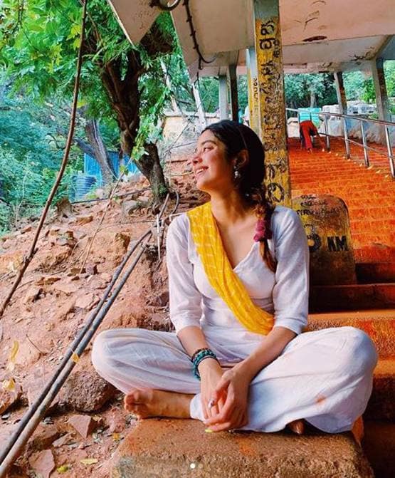 नंगे पैर पहाड़ी चढ़कर तिरुपति दर्शन करने पहुंचीं जाह्नवी कपूर, PHOTOS