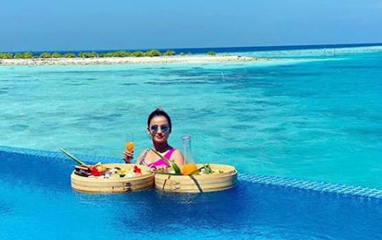 समंदर में 'टीवी की नागिन' का फ्लोटिंग ब्रेकफास्ट, बोल्ड लुक में आईं नजर