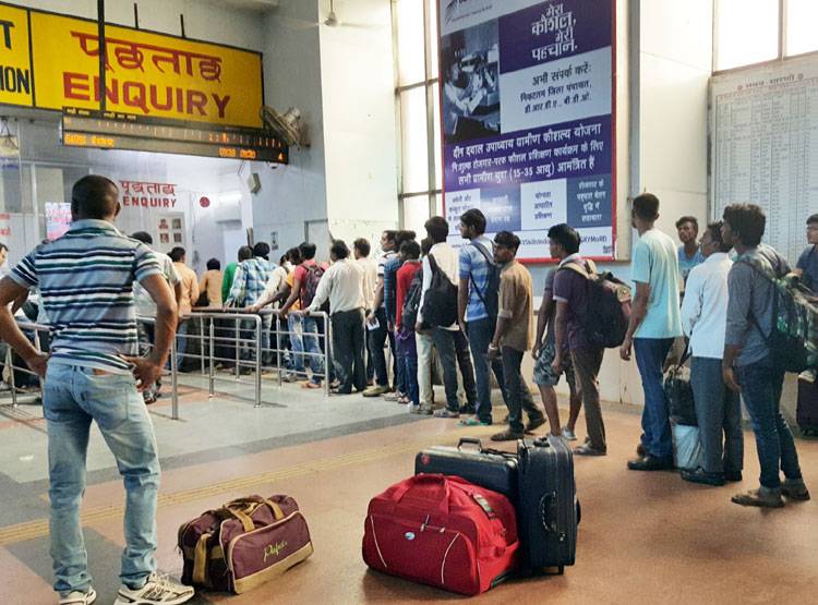 आपके एक फैसले से रेलवे मालामाल, हर साल करोड़ों की कमाई