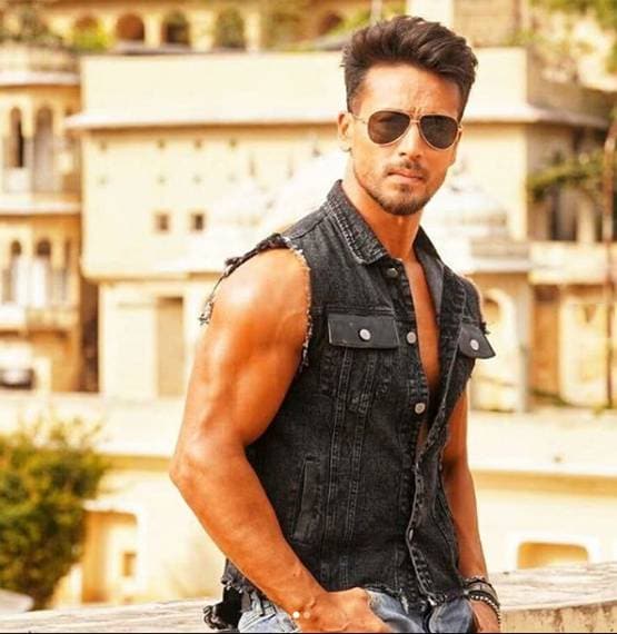 कियारा के टॉपलेस शूट के बाद चर्चा में विक्की-टाइगर का शर्टलेस फोटोशूट