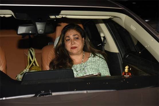 भाई अरमान की मेहंदी सेरेमनी में करिश्मा का ट्रेडिशनल लुक, PHOTOS