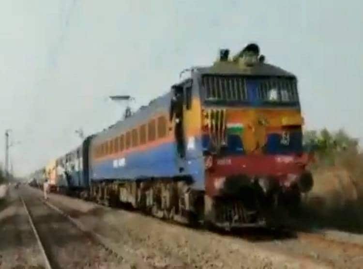 चेन खींचकर चिल्लाया और उल्टी चल पड़ी ट्रेन, ड्राइवर को मिलेगा इनाम