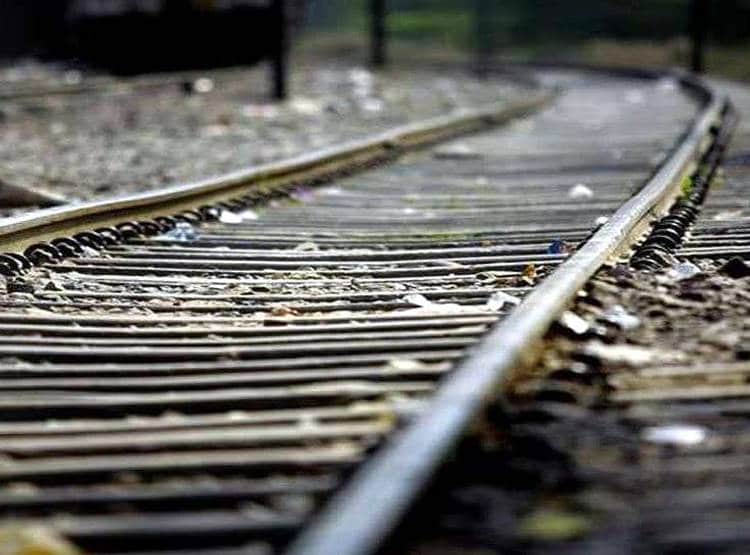 'Kiss Day' के द‍िन ट्रेन की पटरी पर रखी गर्दन, कमर पर रखा हाथ, गुजरी ट्रेन