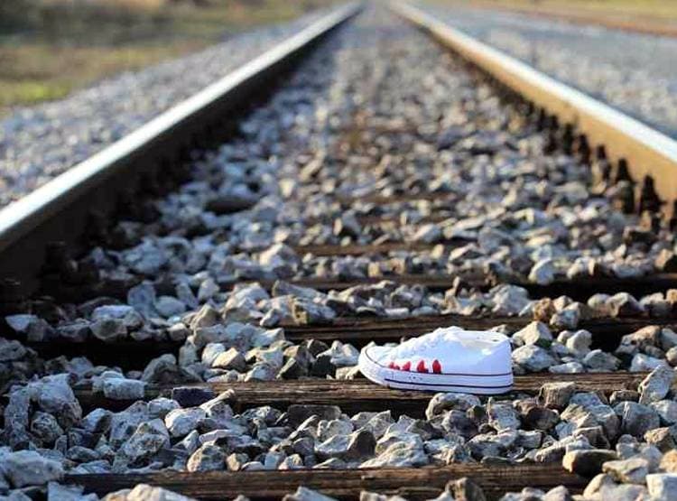 'Kiss Day' के द‍िन ट्रेन की पटरी पर रखी गर्दन, कमर पर रखा हाथ, गुजरी ट्रेन