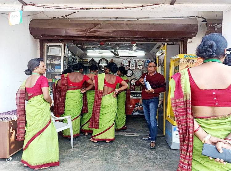 टैक्स दीजिए, दुआ लीजिए...ओडिशा में किन्नर निकले 11 करोड़ का टैक्स वसूलने