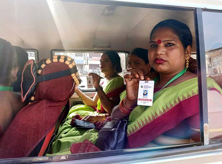 टैक्स दीजिए, दुआ लीजिए...ओडिशा में किन्नर निकले 11 करोड़ का टैक्स वसूलने