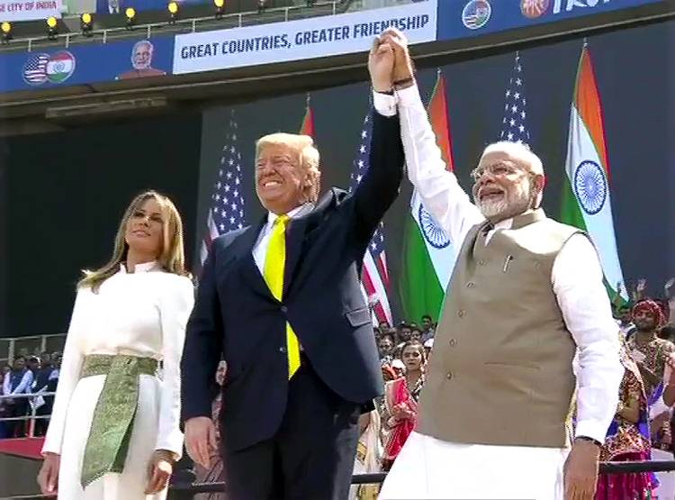 1 लाख लोगों के सामने ये गलतियां कर बैठे ट्रंप, जमकर मजे ले रहा सोशल मीडिया