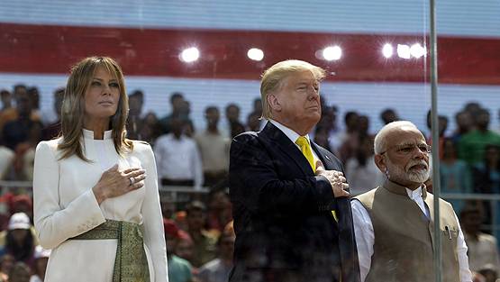 1 लाख लोगों के सामने ये गलतियां कर बैठे ट्रंप, जमकर मजे ले रहा सोशल मीडिया