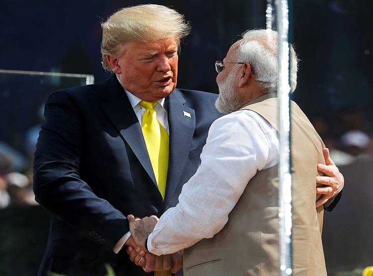 1 लाख लोगों के सामने ये गलतियां कर बैठे ट्रंप, जमकर मजे ले रहा सोशल मीडिया