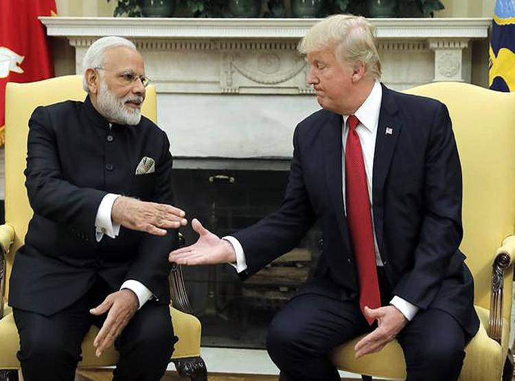 1 लाख लोगों के सामने ये गलतियां कर बैठे ट्रंप, जमकर मजे ले रहा सोशल मीडिया