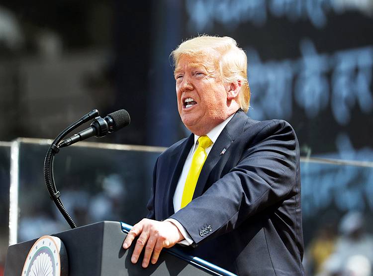 1 लाख लोगों के सामने ये गलतियां कर बैठे ट्रंप, जमकर मजे ले रहा सोशल मीडिया