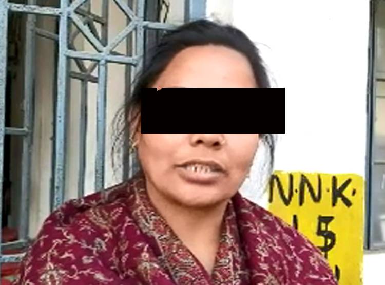 प्यार में मिला धोखा तो धरने पर बैठी एक्ट्रेस, लगाए ब्वॉयफ्रेंड के पोस्टर