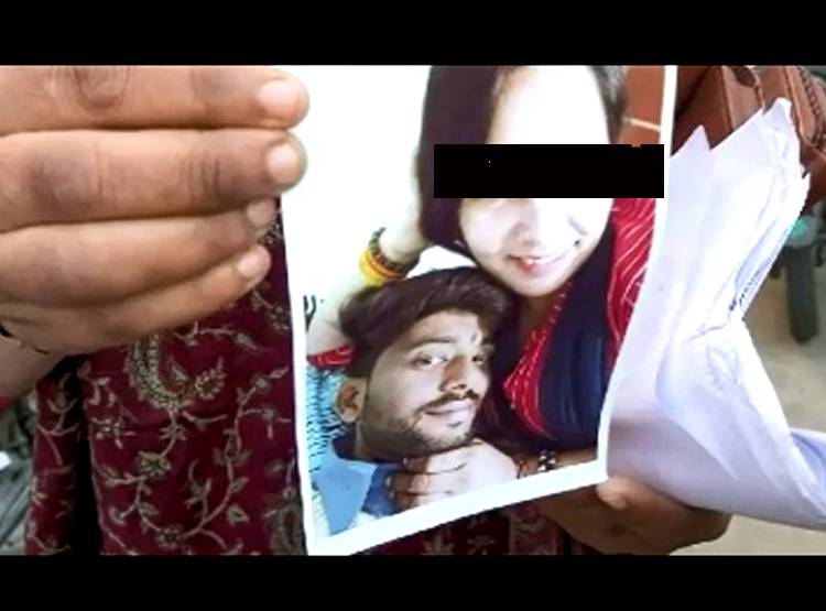 प्यार में मिला धोखा तो धरने पर बैठी एक्ट्रेस, लगाए ब्वॉयफ्रेंड के पोस्टर