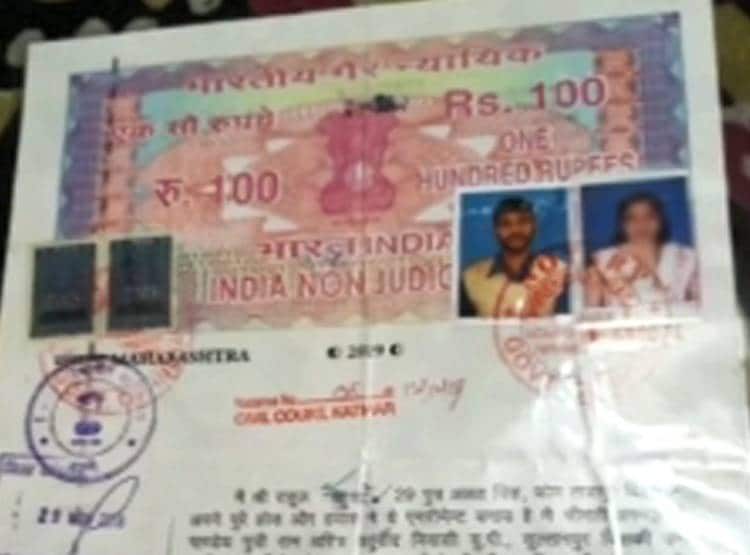 प्यार में मिला धोखा तो धरने पर बैठी एक्ट्रेस, लगाए ब्वॉयफ्रेंड के पोस्टर