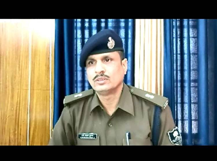 प्यार में मिला धोखा तो धरने पर बैठी एक्ट्रेस, लगाए ब्वॉयफ्रेंड के पोस्टर