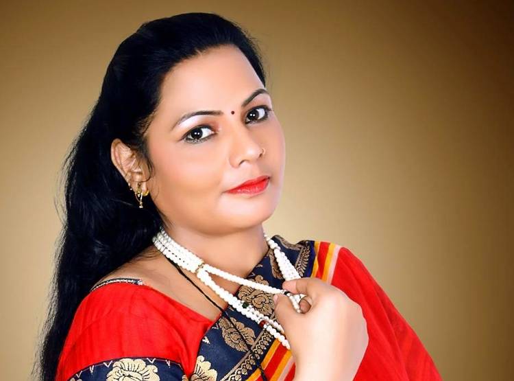 प्यार में मिला धोखा तो धरने पर बैठी एक्ट्रेस, लगाए ब्वॉयफ्रेंड के पोस्टर