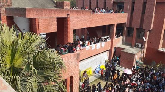 गार्गी कॉलेज में घुसकर छेड़छाड़, विरोध में 'सत्याग्रह' पर उतरीं छात्राएं