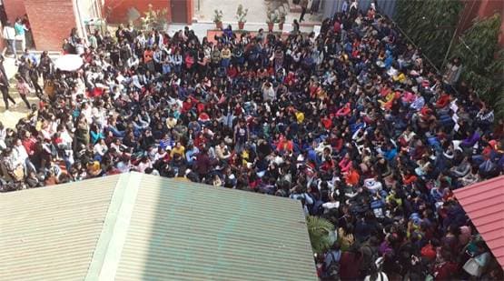 गार्गी कॉलेज में घुसकर छेड़छाड़, विरोध में 'सत्याग्रह' पर उतरीं छात्राएं