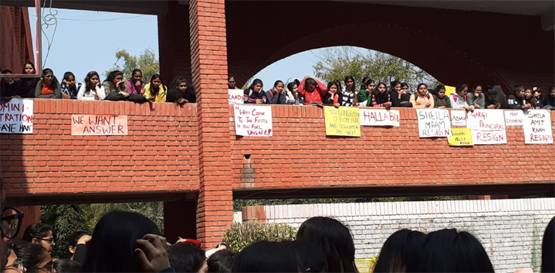 गार्गी कॉलेज में घुसकर छेड़छाड़, विरोध में 'सत्याग्रह' पर उतरीं छात्राएं