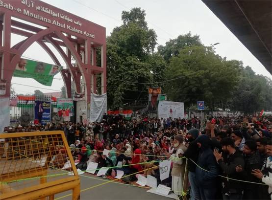 गार्गी कॉलेज में घुसकर छेड़छाड़, विरोध में 'सत्याग्रह' पर उतरीं छात्राएं