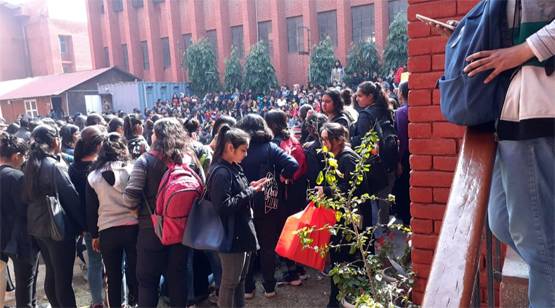 गार्गी कॉलेज में घुसकर छेड़छाड़, विरोध में 'सत्याग्रह' पर उतरीं छात्राएं