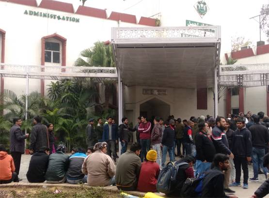 गार्गी कॉलेज में घुसकर छेड़छाड़, विरोध में 'सत्याग्रह' पर उतरीं छात्राएं