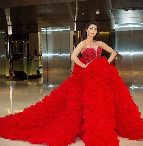 हैवी गाउन पहनने के बाद 4 कुर्सियों पर बैठीं उर्वशी, हो रहीं ट्रोल