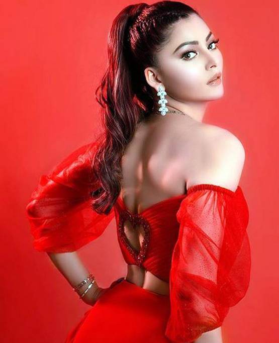 ब्लैक हाई स्ल‍िट गाउन के बाद उर्वशी का रेड आउटफिट में बोल्ड लुक वायरल