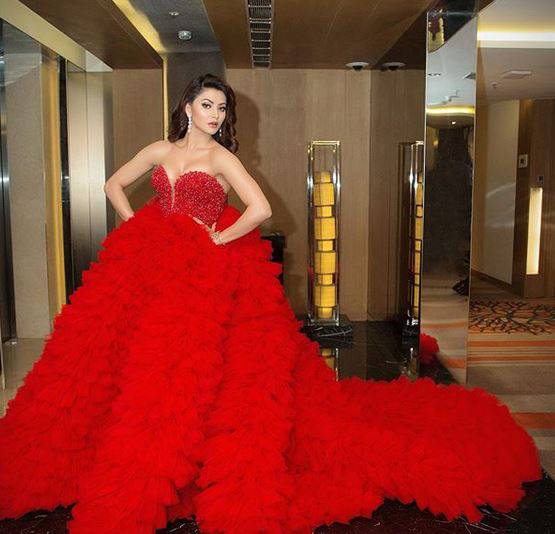 हैवी गाउन पहनने के बाद 4 कुर्सियों पर बैठीं उर्वशी, हो रहीं ट्रोल