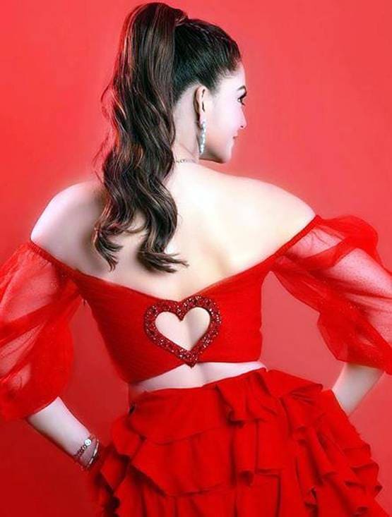 ब्लैक हाई स्ल‍िट गाउन के बाद उर्वशी का रेड आउटफिट में बोल्ड लुक वायरल