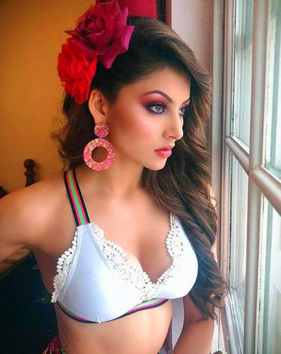 हैवी गाउन पहनने के बाद 4 कुर्सियों पर बैठीं उर्वशी, हो रहीं ट्रोल