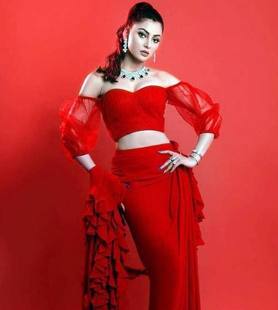 ब्लैक हाई स्ल‍िट गाउन के बाद उर्वशी का रेड आउटफिट में बोल्ड लुक वायरल