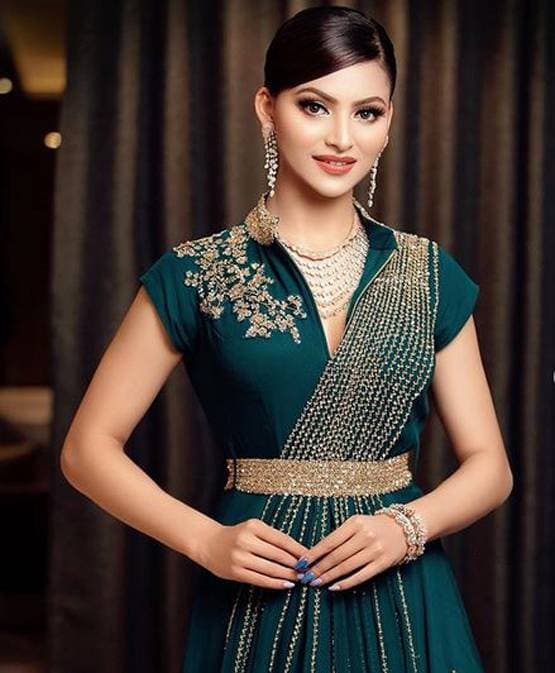 हैवी गाउन पहनने के बाद 4 कुर्सियों पर बैठीं उर्वशी, हो रहीं ट्रोल