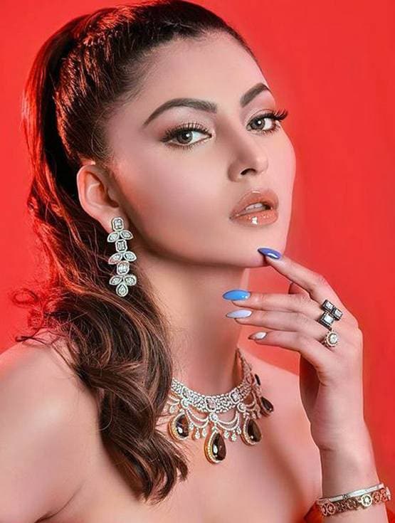 ब्लैक हाई स्ल‍िट गाउन के बाद उर्वशी का रेड आउटफिट में बोल्ड लुक वायरल