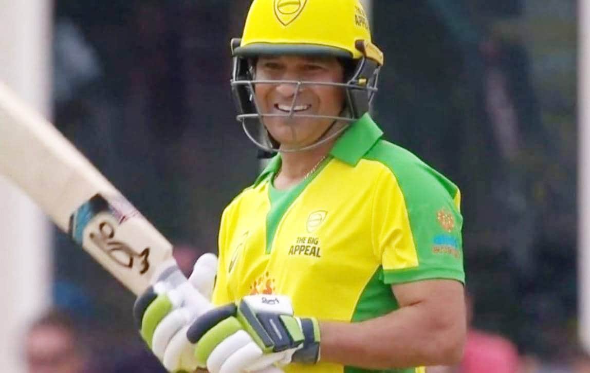 VIDEO: मैदान पर उतरे सचिन तेंदुलकर, चौके जड़कर फैंस का दिल जीता