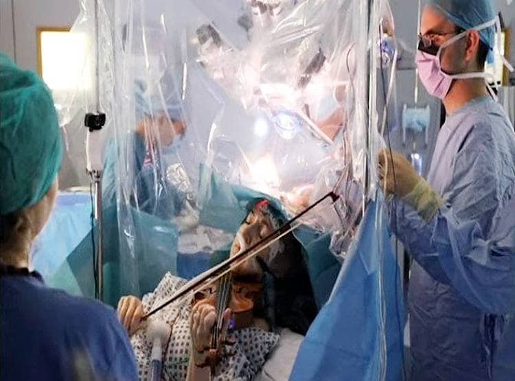 महिला बजाती रही वायलिन, डॉक्टरों ने सिर खोलकर निकाला ट्यूमर