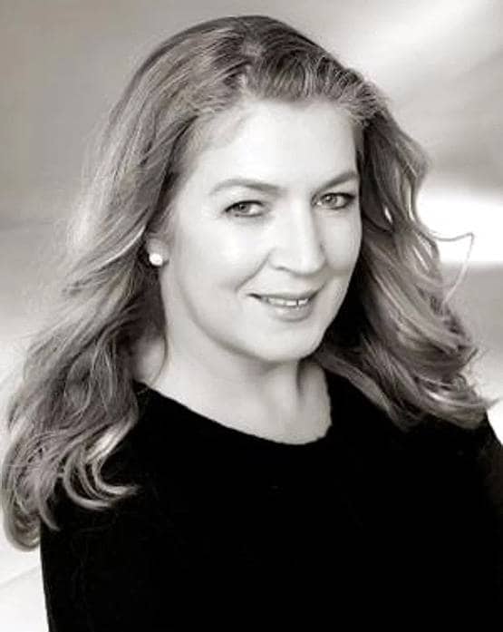 महिला बजाती रही वायलिन, डॉक्टरों ने सिर खोलकर निकाला ट्यूमर