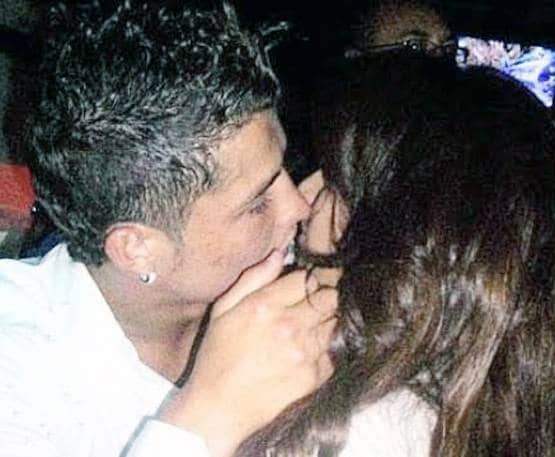 जब सरेआम सेलेब्स ने किया Kiss, वायरल तस्वीरों पर जमकर हुआ बवाल