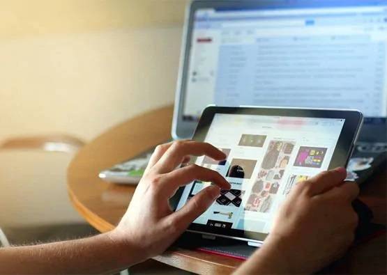 कपल ने धार्मिक स्थल पर बनाया पोर्न वीडियो, लोग भड़के