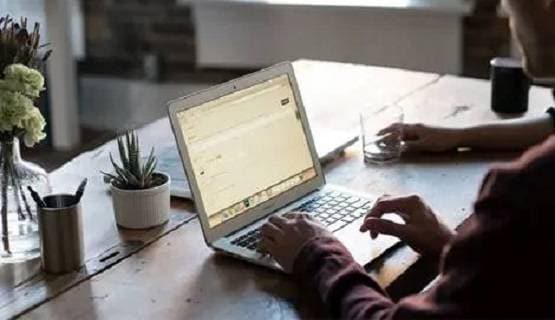 कपल ने धार्मिक स्थल पर बनाया पोर्न वीडियो, लोग भड़के