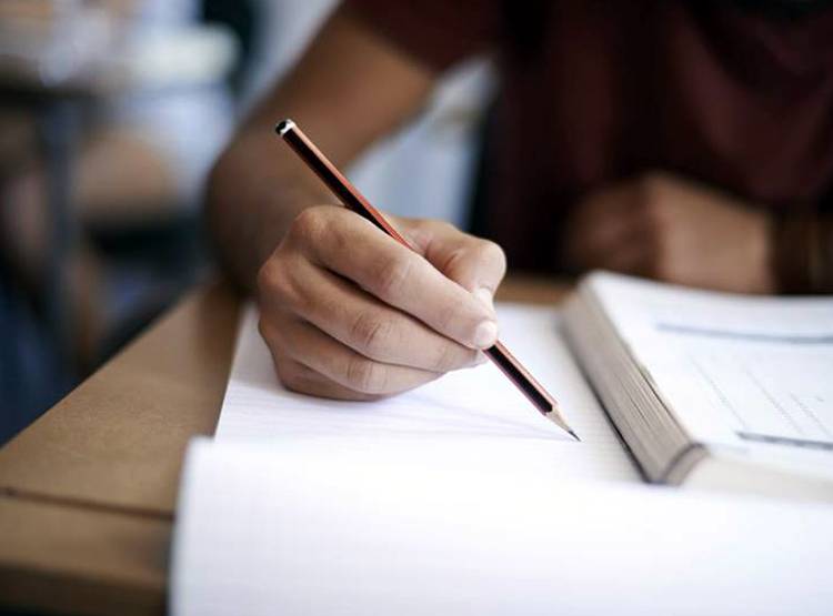 स्कूल प्रबंधक ही स्टूडेंट को दे रहे नकल के ट‍िप्स, वीड‍ियो वायरल