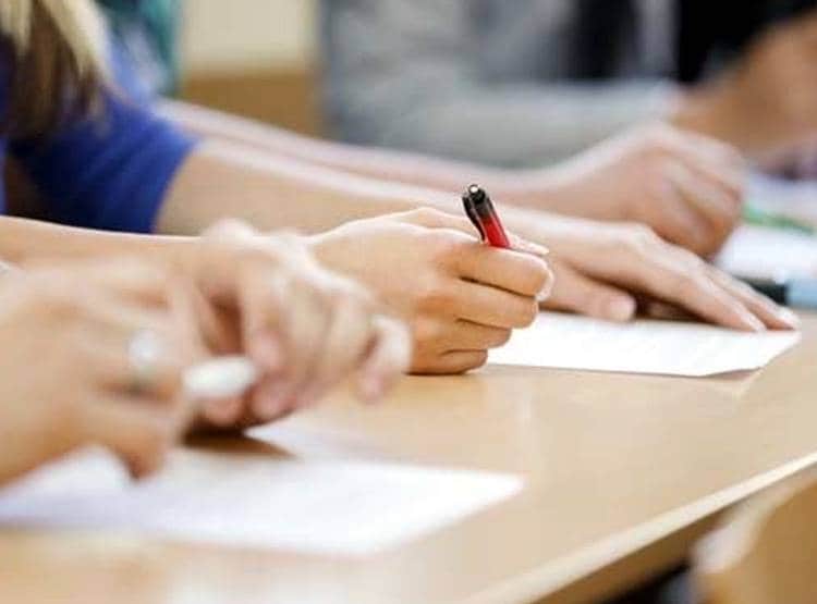 स्कूल प्रबंधक ही स्टूडेंट को दे रहे नकल के ट‍िप्स, वीड‍ियो वायरल