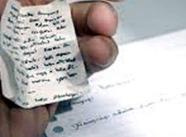 स्कूल प्रबंधक ही स्टूडेंट को दे रहे नकल के ट‍िप्स, वीड‍ियो वायरल