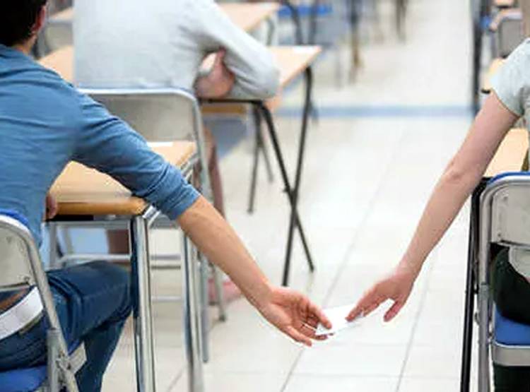 स्कूल प्रबंधक ही स्टूडेंट को दे रहे नकल के ट‍िप्स, वीड‍ियो वायरल