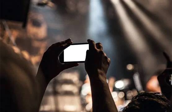 कपल ने धार्मिक स्थल पर बनाया पोर्न वीडियो, लोग भड़के