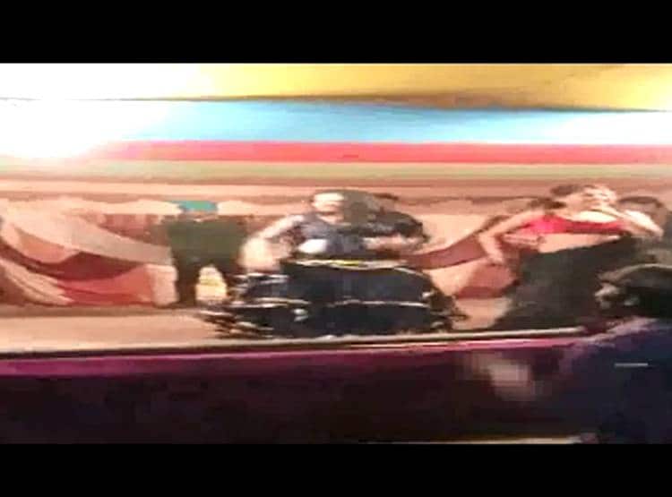 बार बालाओं के साथ तमंचे पर ड‍िस्को, स्टेज पर ही होने लगी फायर‍िंग