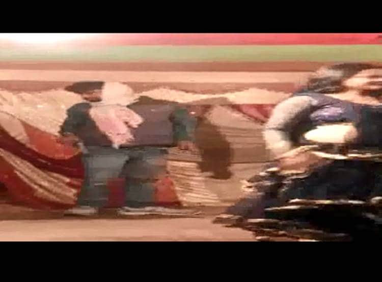 बार बालाओं के साथ तमंचे पर ड‍िस्को, स्टेज पर ही होने लगी फायर‍िंग