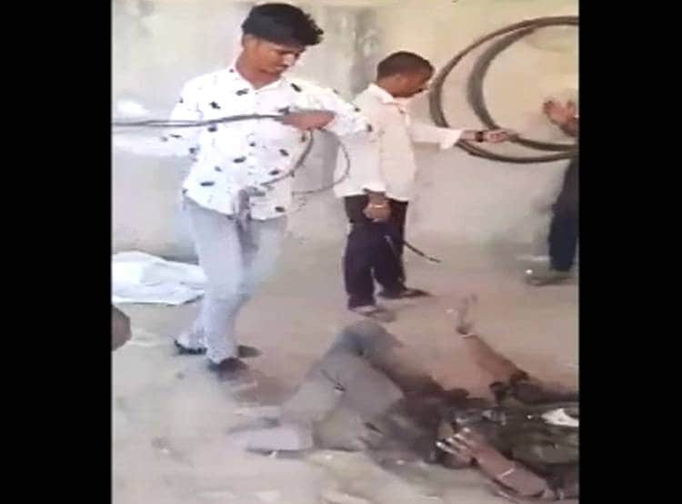 प्राइवेट पार्ट में पेट्रोल डाल बेरहमी से प‍िटाई, वीड‍ियो वायरल