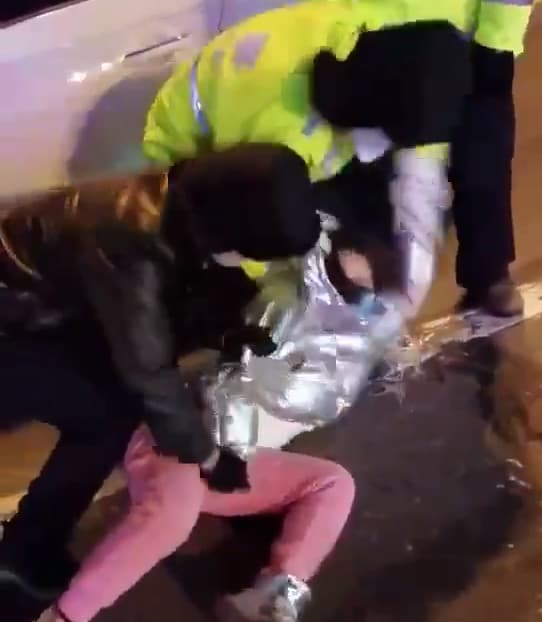 कोरोना के मरीजों पर चीन का जुल्म, बक्से में किया जा रहा बंद!